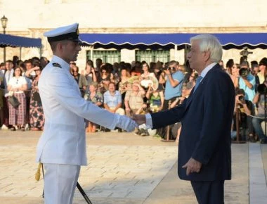 Ο Π. Παυλόπουλος παρέδωσε τα ξίφη στους νέους σημαιοφόρους κατά την τελετή ορκωμοσίας της σχολής δοκίμων